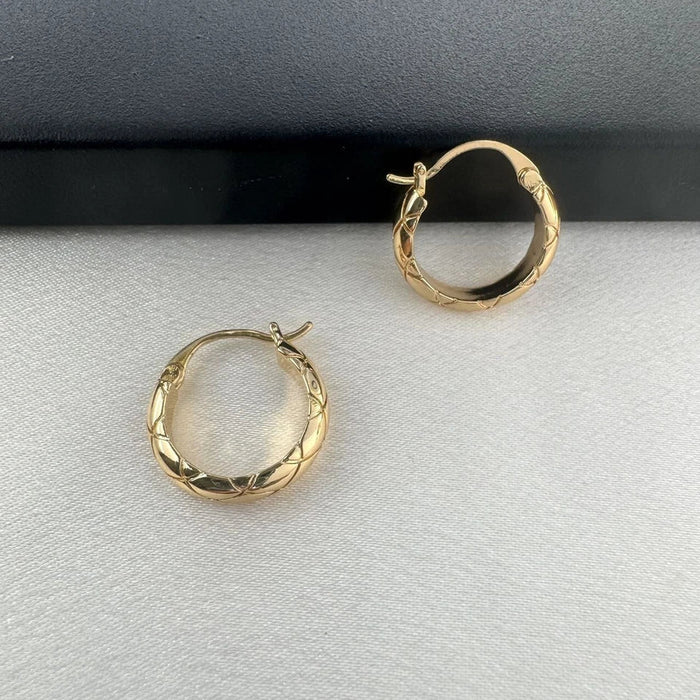 Pendientes de aro dorados con textura de metal pulido para mujer - Quierox - Tienda Online