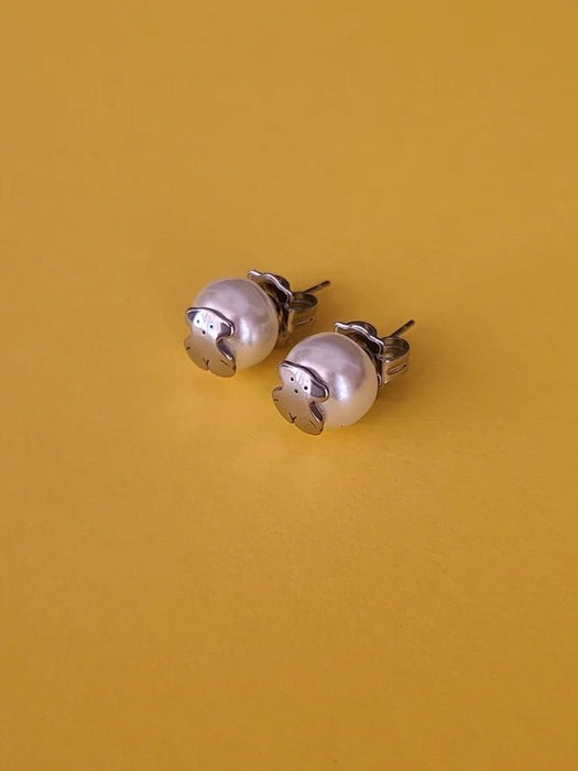Pendientes de botón de perla con pequeño adorno central en forma de osito plateado - Quierox - Tienda Online