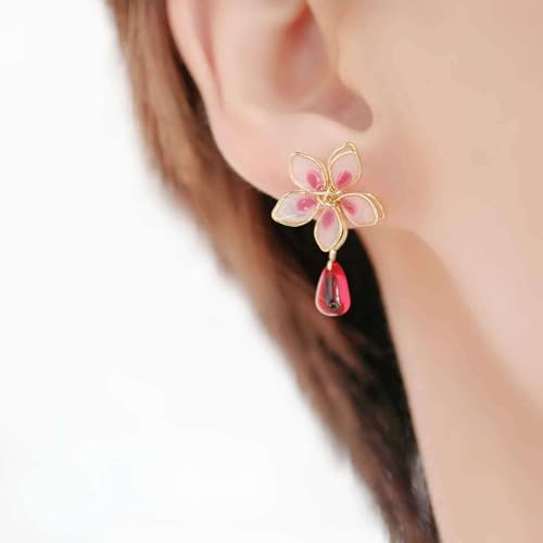Pendientes de flores esmaltadas de inspiración Mori, con un exquisito diseño asimétrico - Quierox - Tienda Online