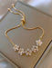 Pulsera ajustable con dije floral - Joyería elegante y minimalista para mujer - Quierox - Tienda Online