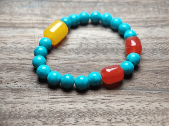 Pulsera con cuentas y elementos coloridos. - Quierox - Tienda Online