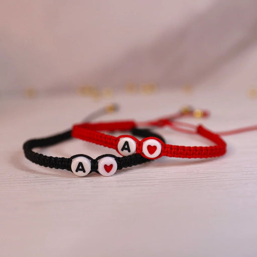 Pulsera de hilo con inicial y lindo corazon rojo - Quierox - Tienda Online
