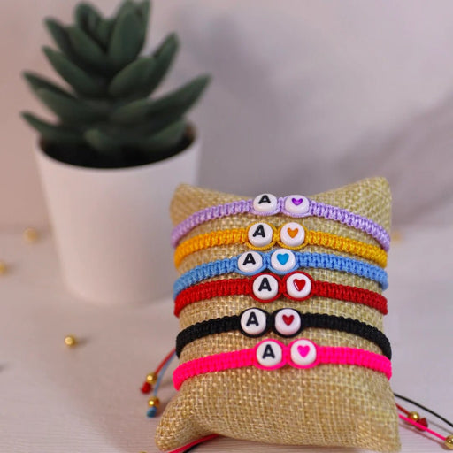 Pulsera de hilo con inicial y lindo corazon rojo - Quierox - Tienda Online