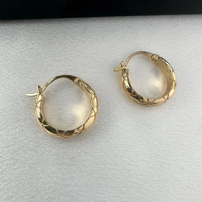 Pendientes de aro dorados con textura de metal pulido para mujer