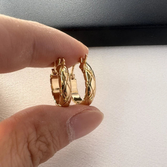 Pendientes de aro dorados con textura de metal pulido para mujer