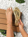 Sandalias planas de mujer con tira en la puntera y detalles metálicos - Quierox - Tienda Online