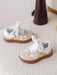 SHEIN 1 par de zapatos deportivos con decoración de flores para niñas - Quierox - Tienda Online