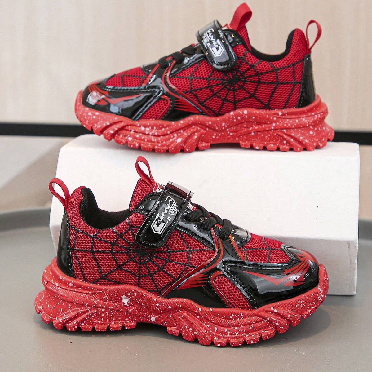 Shein par de zapatos deportivos para niños con diseño de malla