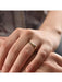 Shein 1 pc Anillo de compromiso sencillos y elegantes de acero inoxidable, anillo liso sin piedras para uso diario y bodas - Quierox - Tienda Online