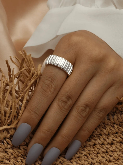 Shein 1 pieza Anillo de acero inoxidable con diseño espiral rayado para mujer - Quierox - Tienda Online