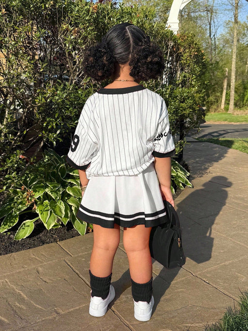 SHEIN 2 piezas Conjunto de camiseta con estampado numérico y falda para niñas - Quierox - Tienda Online