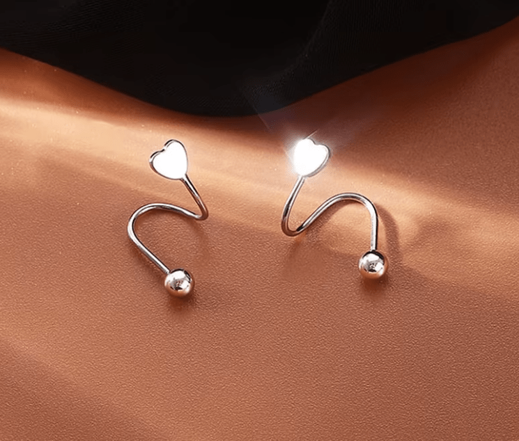 Shein 2 piezas de pendientes pequeños con forma de serpiente y espiral con forma de corazón - Quierox - Tienda Online