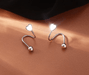 Shein 2 piezas de pendientes pequeños con forma de serpiente y espiral con forma de corazón - Quierox - Tienda Online
