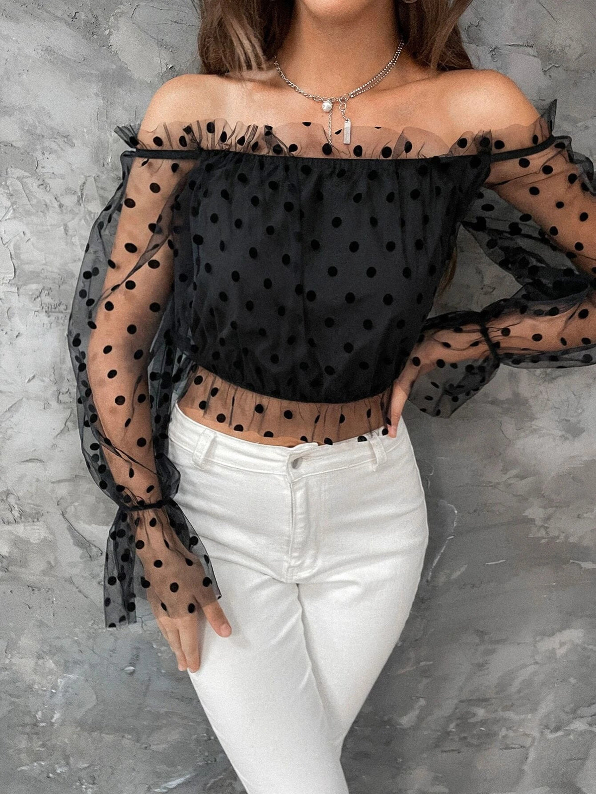 Shein Blusa de malla con hombros descubiertos y ribete de volantes de lunares