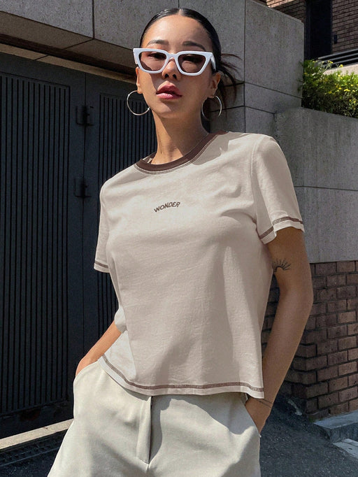 SHEIN Camiseta DAZY con estampado de letras y ribete en contraste - Quierox - Tienda Online