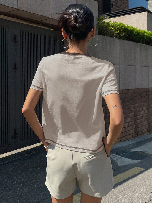 SHEIN Camiseta DAZY con estampado de letras y ribete en contraste - Quierox - Tienda Online