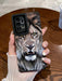 Shein Cover de teléfono de poliuretano termoplástico con estampado de león - Quierox - Tienda Online