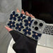 SHEIN Funda de teléfono con elemento floral azul, patrón floral de flores azules para iPhone 15 Pro Max - Quierox - Tienda Online
