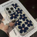 SHEIN Funda de teléfono con elemento floral azul, patrón floral de flores azules para iPhone 15 Pro Max - Quierox - Tienda Online