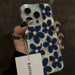 SHEIN Funda de teléfono con elemento floral azul, patrón floral de flores azules para iPhone 15 Pro Max - Quierox - Tienda Online