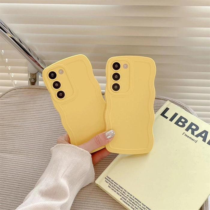 SHEIN Funda de teléfono mostaza amarilla grande y simple con olas anticaídas - Quierox - Tienda Online