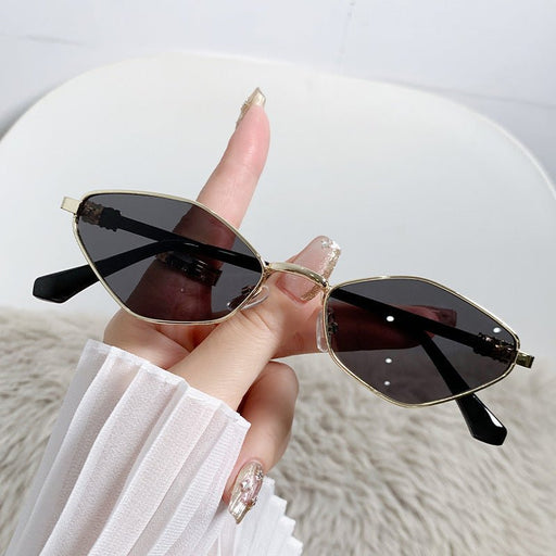 SHEIN Gafas de sol de ojo de gato con rombos y montura pequeña de metal - Quierox - Tienda Online