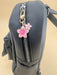 SHEIN HAILIAN 1 pieza Llavero con colgante en forma de flor de sakura de aleación ligera - Quierox - Tienda Online