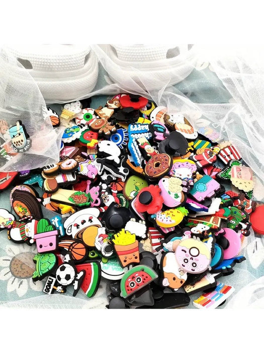 Shein Juego aleatorio de 20 piezas de dijes de PVC con diseños de dibujos animados para decorar zapatos - Quierox - Tienda Online