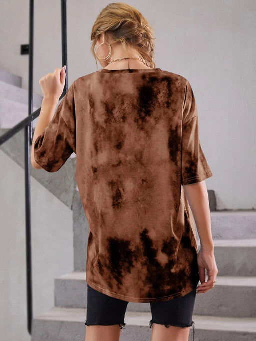 SHEIN MOOSTA Camiseta de hombros caídos con estampado de slogan de tie dye - Quierox - Tienda Online