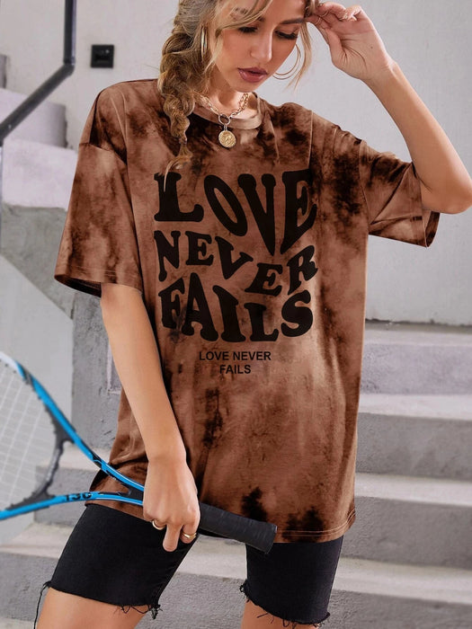 SHEIN MOOSTA Camiseta de hombros caídos con estampado de slogan de tie dye - Quierox - Tienda Online