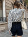 SHEIN Pariaura Camisa suelta con estampado de plantas y puños con corbata - Quierox - Tienda Online