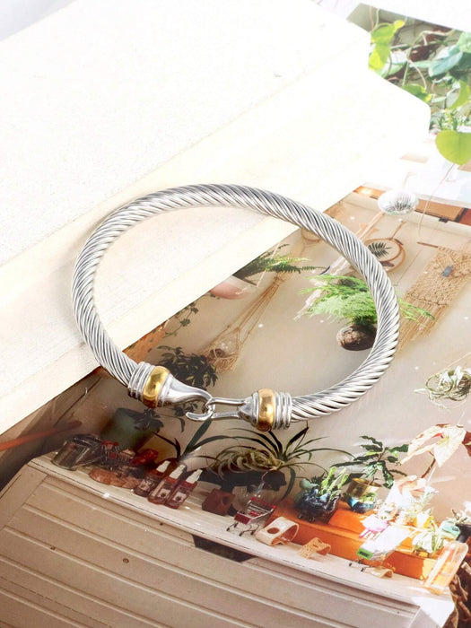 SHEIN Pulsera De Brazalete De Acero Inoxidable Con Forma De Gancho - Quierox - Tienda Online