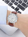 Shein Reloj con esfera redonda y correa de poliuretano PU marrón café con relieve de cocodrilo - Quierox - Tienda Online