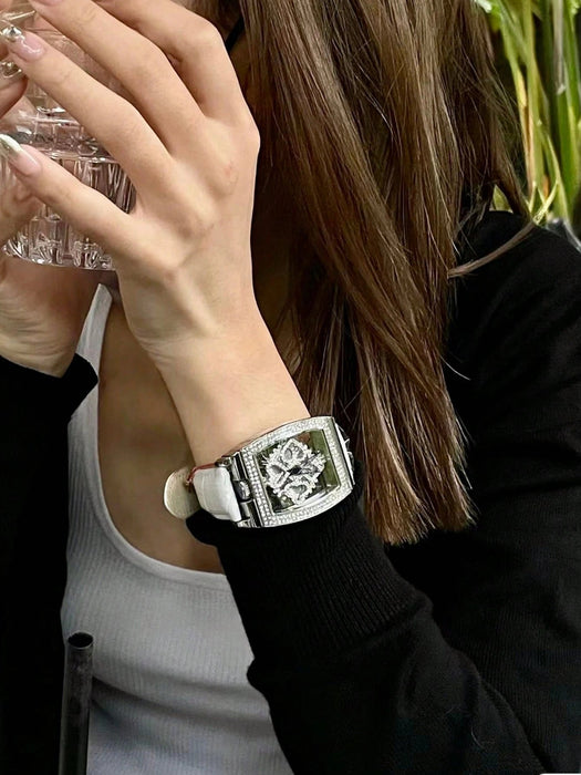 SHEIN Reloj elegante y moderno para mujer con forma de barril de vino,con detalles de diamantes de imitación. - Quierox - Tienda Online