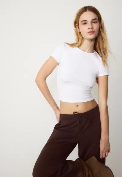 Stradivarius Camiseta básica de corte entallado en color amarillo pastel - Quierox - Tienda Online