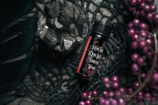 SUCREABEILLE Aceite de perfume en formato rollerball aroma 'Vengo de una larga línea de mujeres aterradoras' - Quierox - Tienda Online