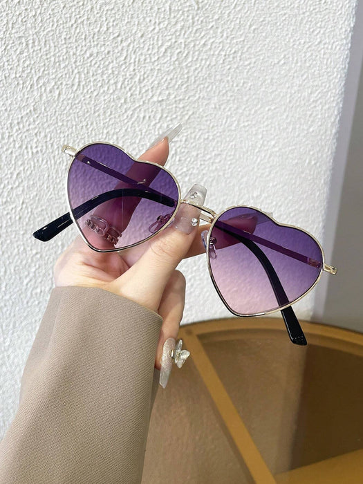 Un par de gafas de mujer con montura metálica en forma de corazón y lentes tintadas - Quierox - Tienda Online