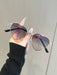 Un par de gafas de mujer con montura metálica en forma de corazón y lentes tintadas - Quierox - Tienda Online