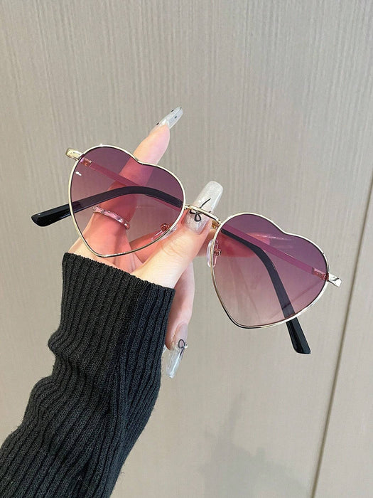 Un par de gafas de mujer con montura metálica en forma de corazón y lentes tintadas - Quierox - Tienda Online