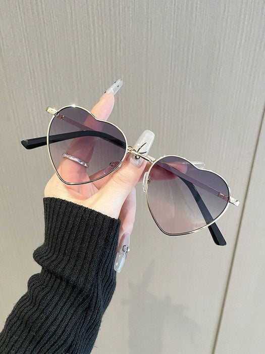 Un par de gafas de mujer con montura metálica en forma de corazón y lentes tintadas - Quierox - Tienda Online