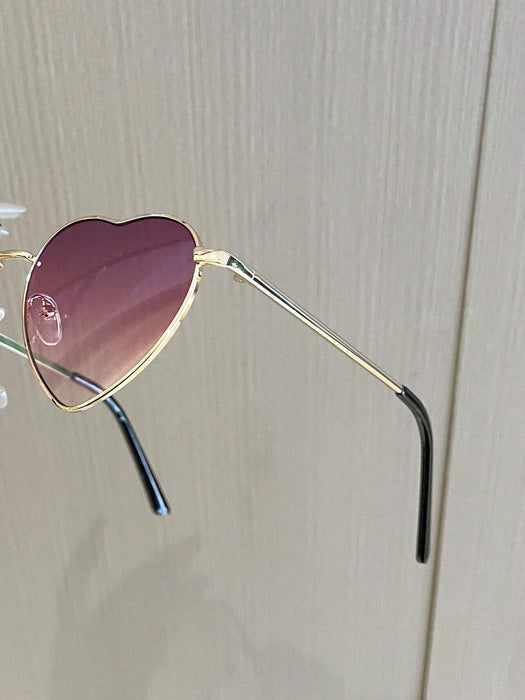Un par de gafas de mujer con montura metálica en forma de corazón y lentes tintadas - Quierox - Tienda Online