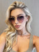 Un par de gafas de mujer con montura metálica en forma de corazón y lentes tintadas - Quierox - Tienda Online