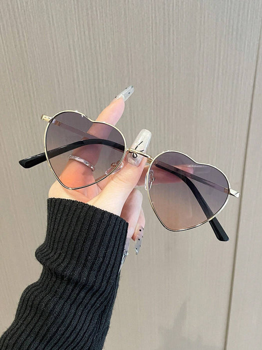 Un par de gafas de mujer con montura metálica en forma de corazón y lentes tintadas - Quierox - Tienda Online