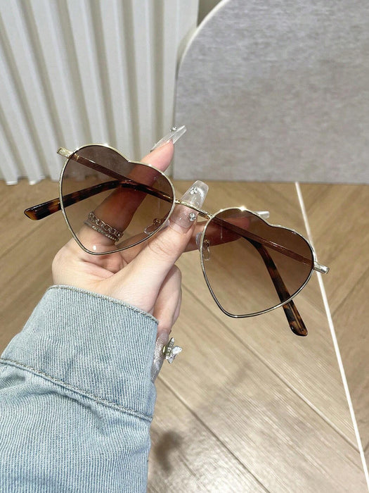 Un par de gafas de mujer con montura metálica en forma de corazón y lentes tintadas - Quierox - Tienda Online