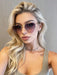 Un par de gafas de mujer con montura metálica en forma de corazón y lentes tintadas - Quierox - Tienda Online