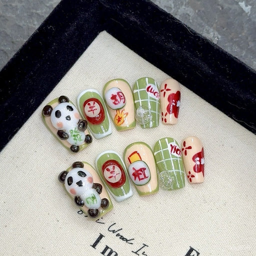 Uñas postizas press on con diseños de pandas y patrones geométricos en tonos verdes y rojos - Quierox - Tienda Online
