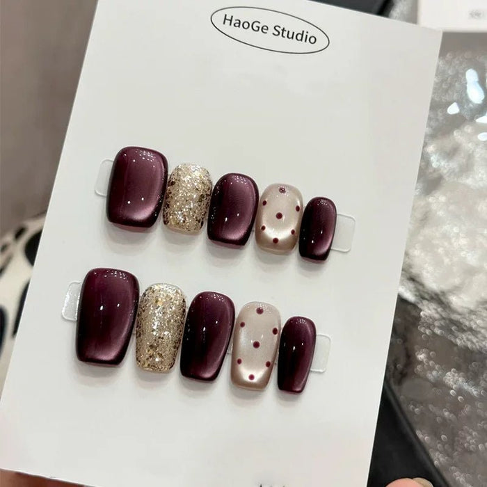 Uñas postizas tipo "press - on" con diseño elegante en tonos vino y champaña con efectos ojo de gato y purpurina - Quierox - Tienda Online