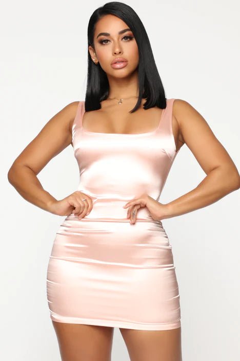 Fashion Nova Minivestido de satén Back For More - Quierox - Tienda Online