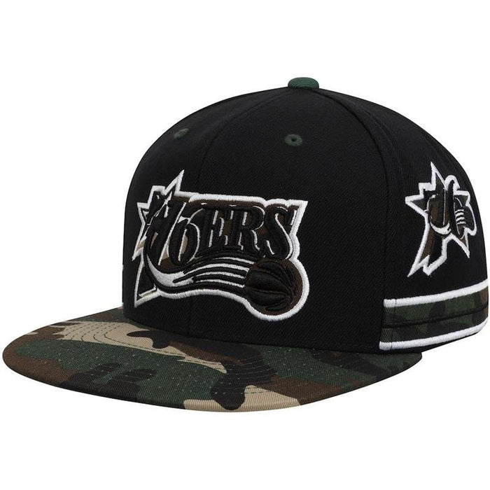 Gorra snapback recta de camuflaje Mitchell & Ness de los Philadelphia 76ers - Quierox - Tienda Online