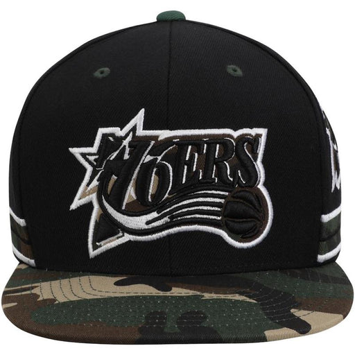 Gorra snapback recta de camuflaje Mitchell & Ness de los Philadelphia 76ers - Quierox - Tienda Online